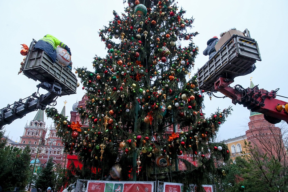 На Манежной площади засияла 22-метровая ель, уступающая по высоте только кремлевской.