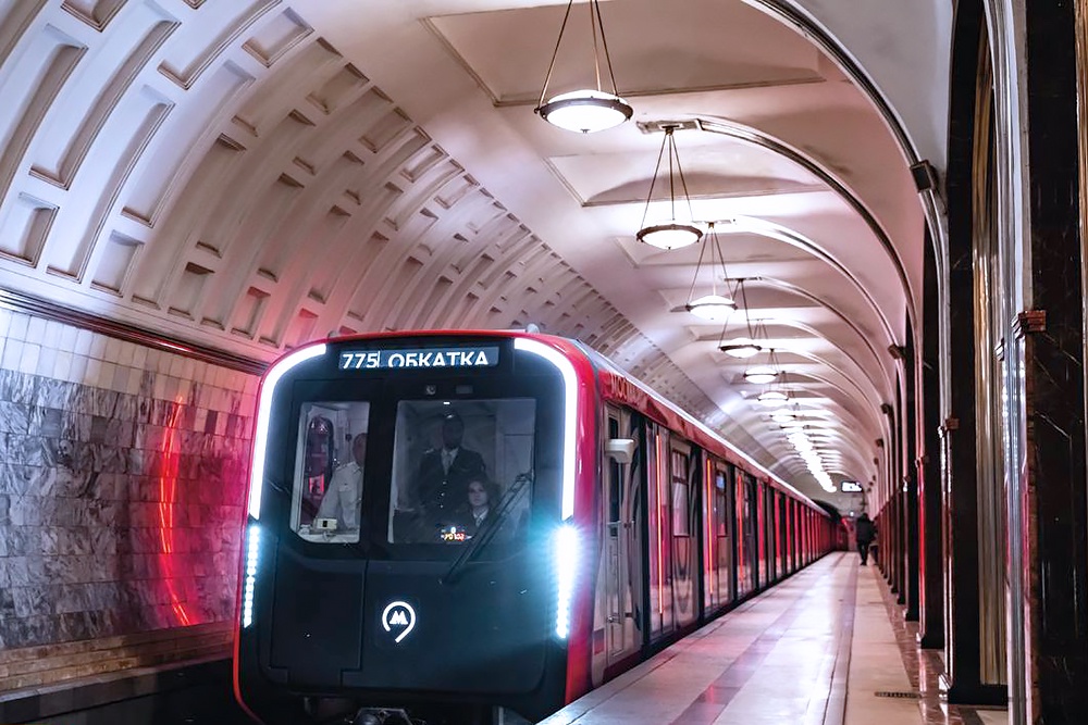 Одна из отличительных особенностей нового состава -
футуристическое освещение в головной части.