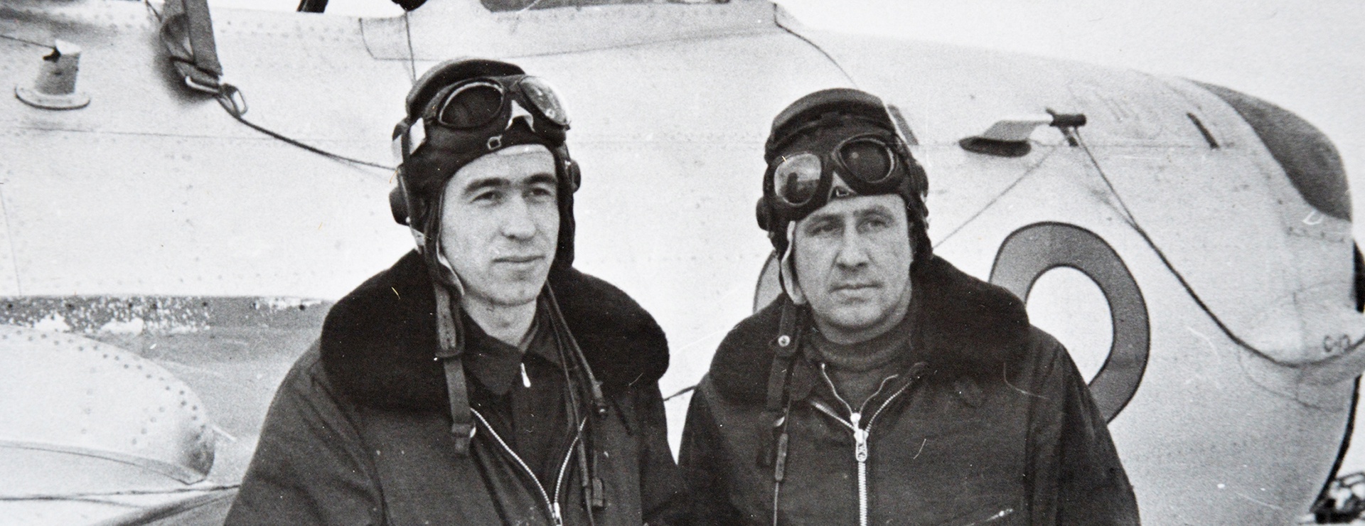 Подполковник Наумов (справа) после полета предложил мне идти в авиацию. Подполковник Наумов (справа) после полета предложил мне идти в авиацию.