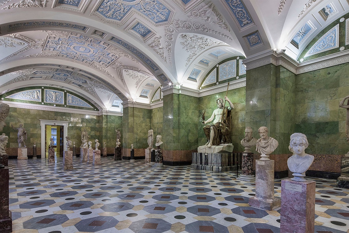 "Привидения - это когда кого-то изгнали, и он возвращается. Здесь никого не изгоняли. Они все в этих стенах. Они все помнят, слушают", - сказал Пиотровский.