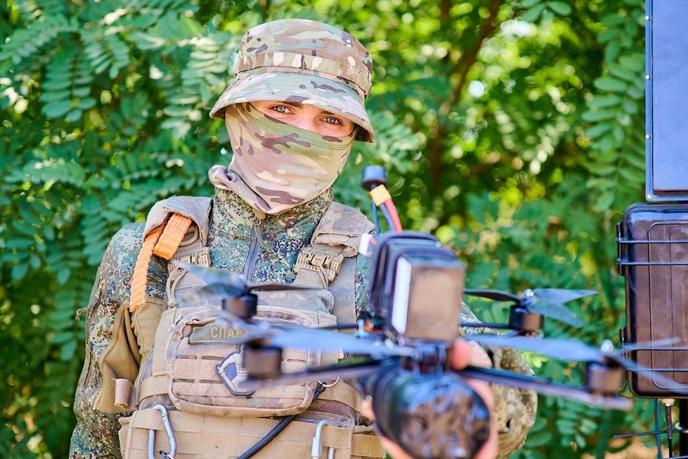 В Сумской области, вблизи линии фронта, работает уникальное анти-БПЛА подразделение - "Кречет". Его задача - не допустить разведывательные дроны противника вглубь территории России. "Мы сбили уже больше тридцати видов беспилотников, - говорит командир расчета с позывным Белый (на фото). - Среди них "Фурия", "Дартс", "Шаркэм", а также западные "Флай-Ай" и "Аркью-35". Эти аппараты стоят десятки, а иногда и сотни тысяч долларов. Наши же мелкие и недорогие FPV-дроны позволяют уничтожать дорогостоящие крылья ВСУ".