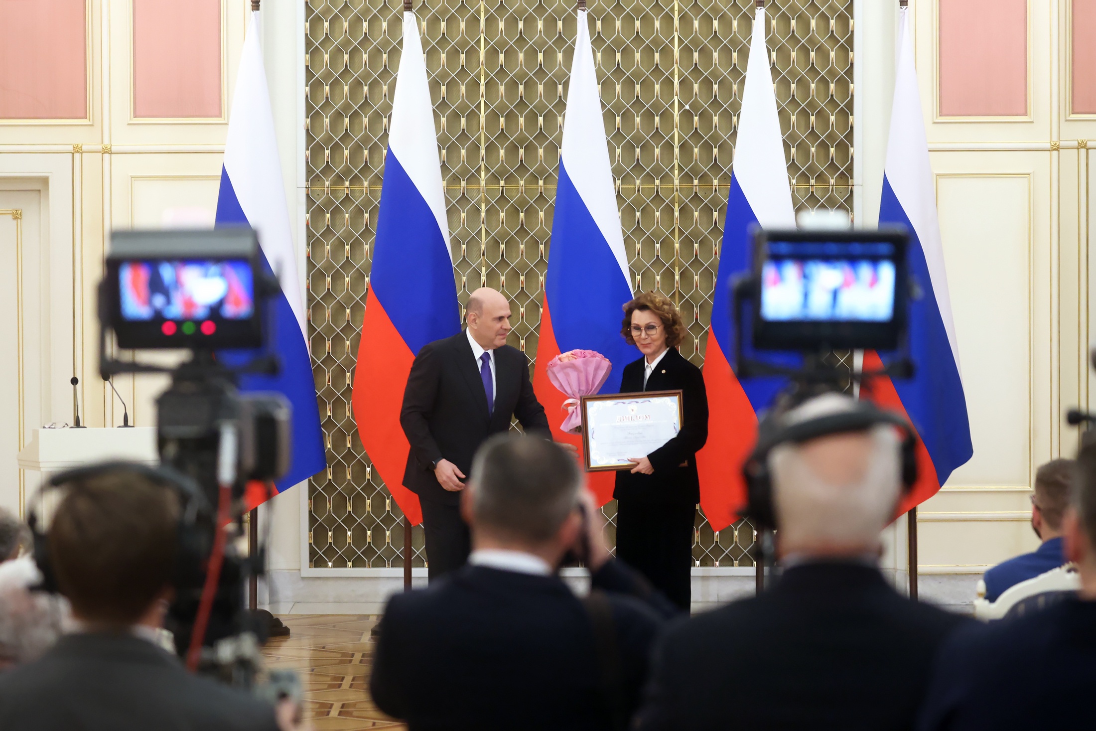 Михаил Мишустин вручил премию Талии Хабриевой, главе Института законодательства при кабмине.