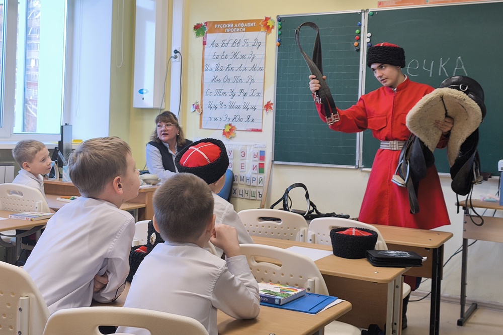 Потомственный казак Валерий Шевченко рассказал первоклашкам, как запрягают лошадей, что такое уздечка, седло и стремя.