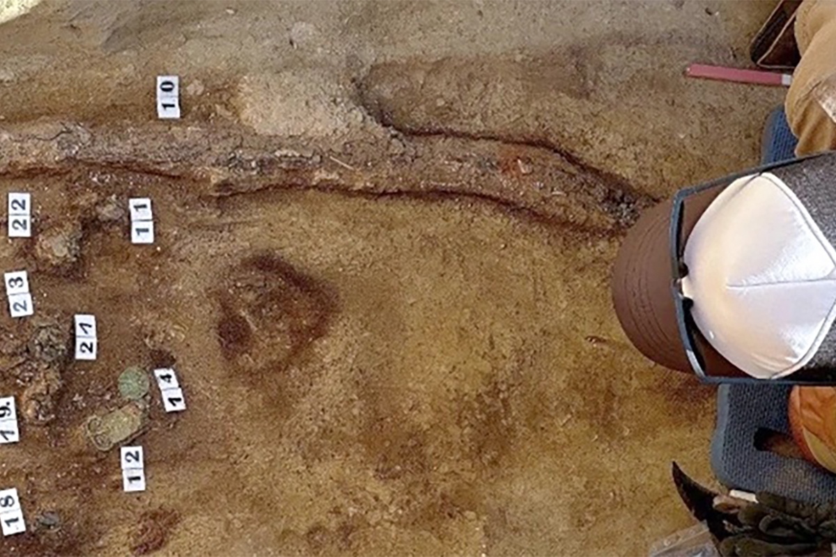 В Венгрии обнаружили могилу древнего воина, в которой находились уникальные артефакты. Ее возраст - 13 веков. В Венгрии обнаружили могилу древнего воина, в которой находились уникальные артефакты. Ее возраст - 13 веков.