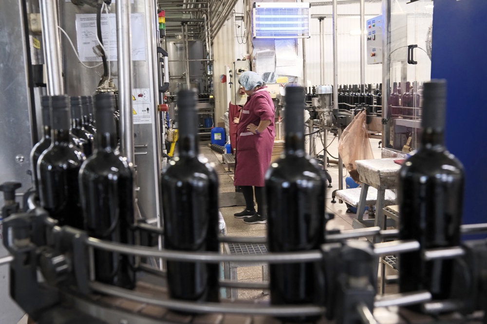 Сегодня это крупное винодельческое  предприятие управляется государством