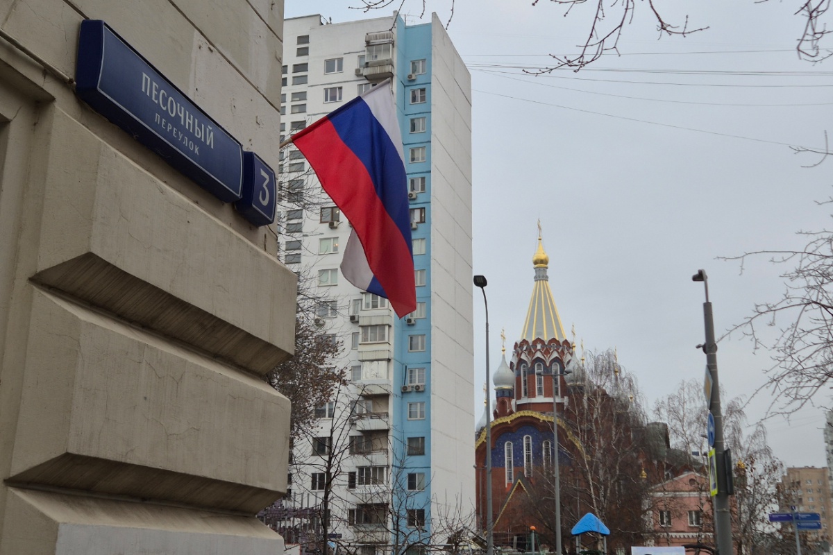 Вид на Воскресенский храм в Сокольниках из Песочного переулка.