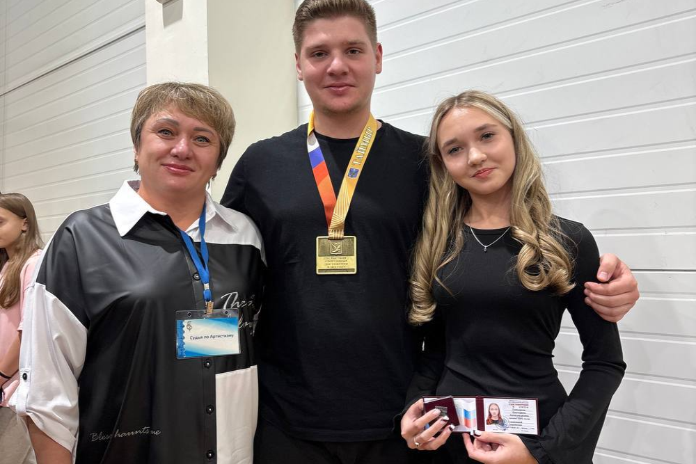 Тренер Марина Гончарова (на снимке - слева) "зажгла" спортивной акробатикой своего брата и дочерей, младшая из которых стала первым на Таймыре мастером по этому виду спорта.