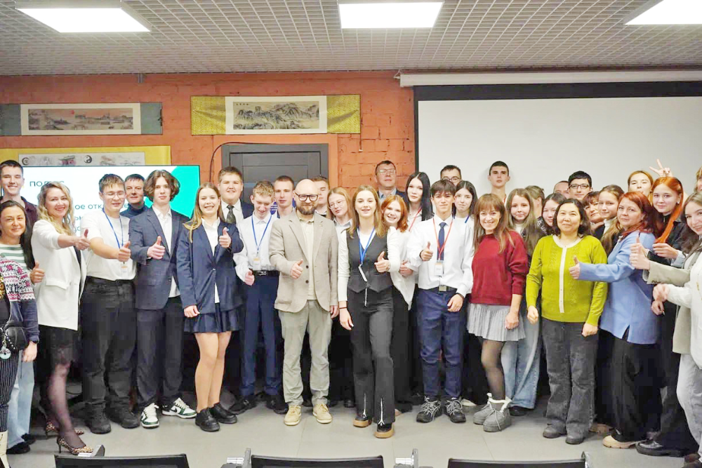 Станислав Пьянзин (на снимке - в центре) уверен: у ребят, прошедших жесткий отбор в "Полюс класс", все получится.