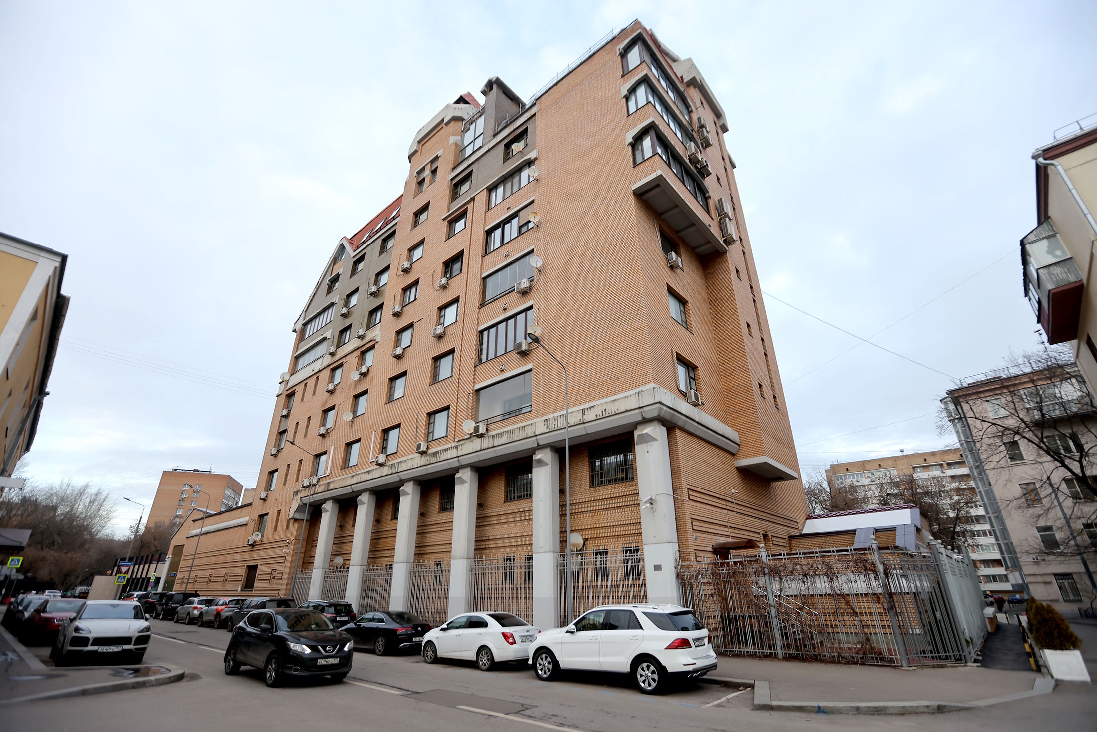 Адрес этого дома, в котором расположена квартира певицы, еще долго будет упоминаться в судебных делах.