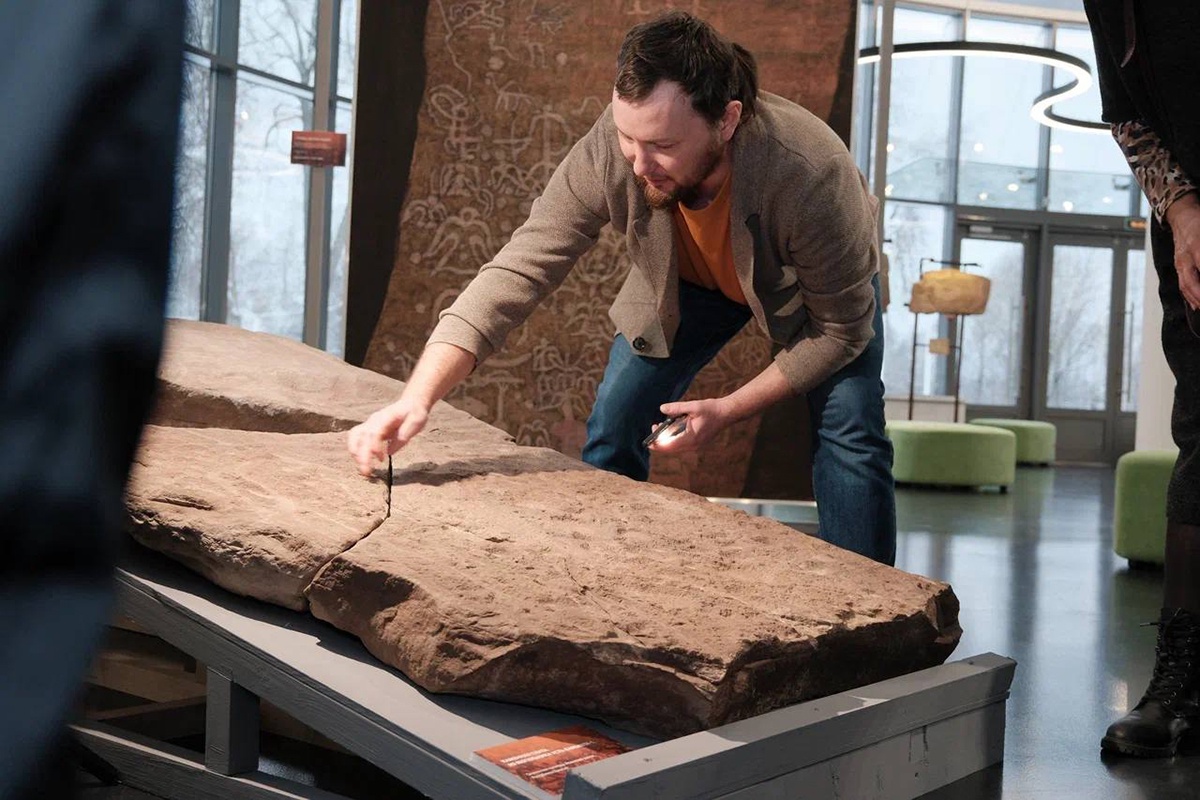 Древнюю плиту из Хакасии возрастом 5000 лет отреставрировали в Ленобласти.