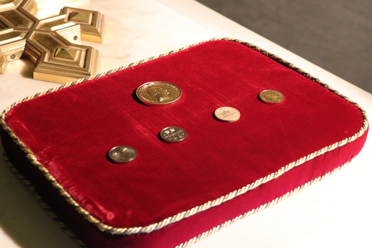 Медали создали по сохранившимся историческим образцам. А выполнили работу мастера Санкт-Петербургского монетного двора. Медали создали по сохранившимся историческим образцам. А выполнили работу мастера Санкт-Петербургского монетного двора.