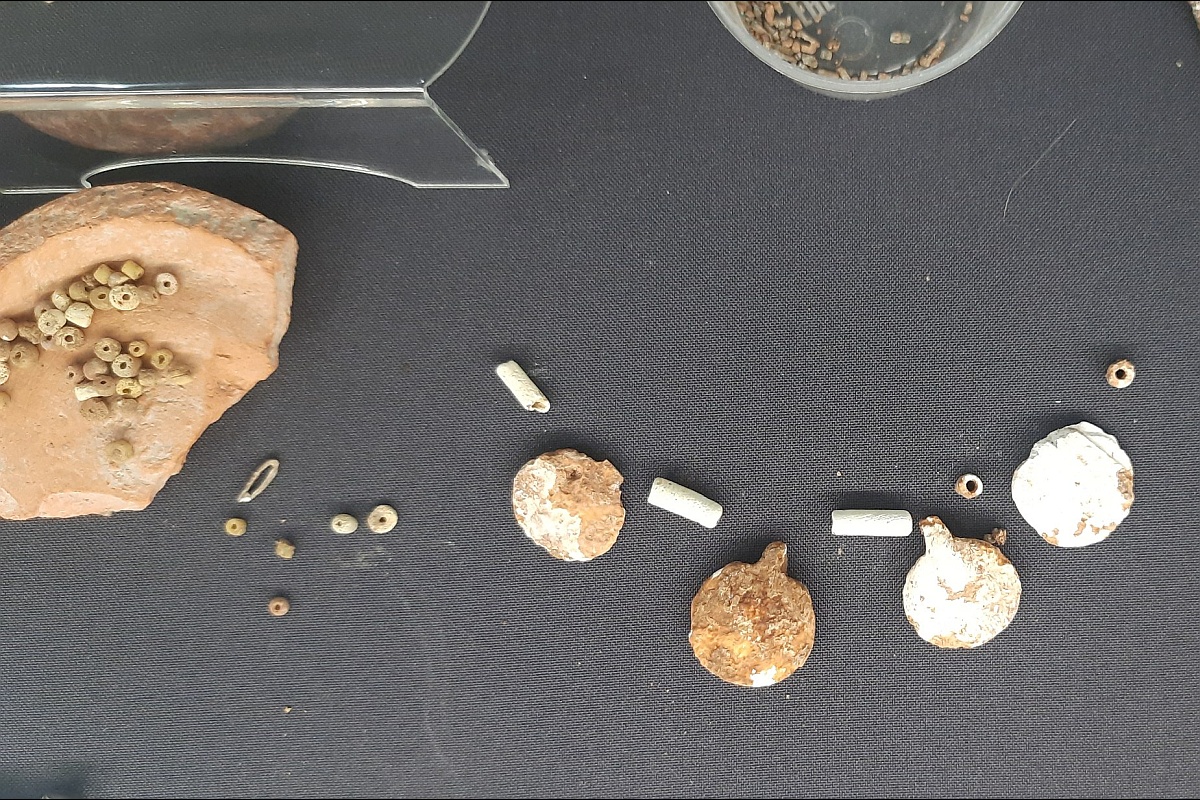 Бусы привозились из Индии, Ирана, Причерноморья, Прибалтики. Бирский могильник - место сосредоточения импортных изделий.