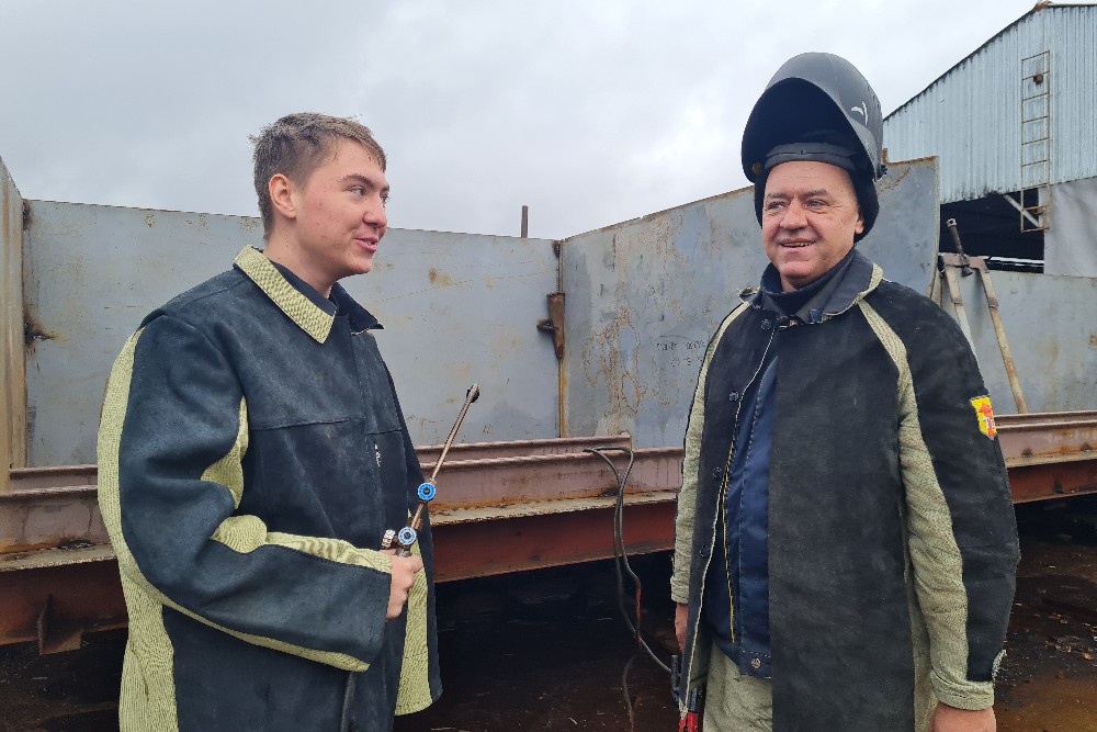 Проблему дефицита кадров помогает решать и возрождаемая на предприятиях система наставничества.