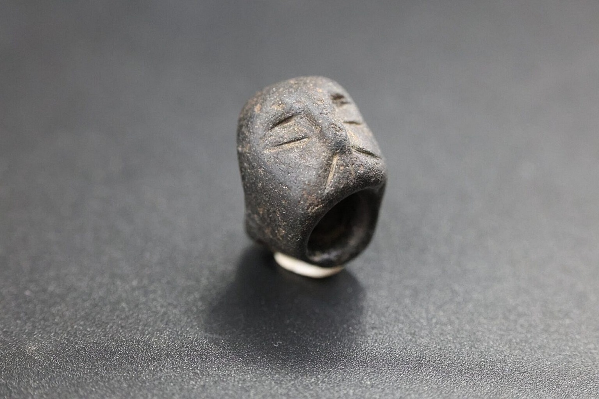 Лица схематичны и более напоминают "пришельцев", нежели людей. Но для докерамического неолита такая тонкая работа редкость.