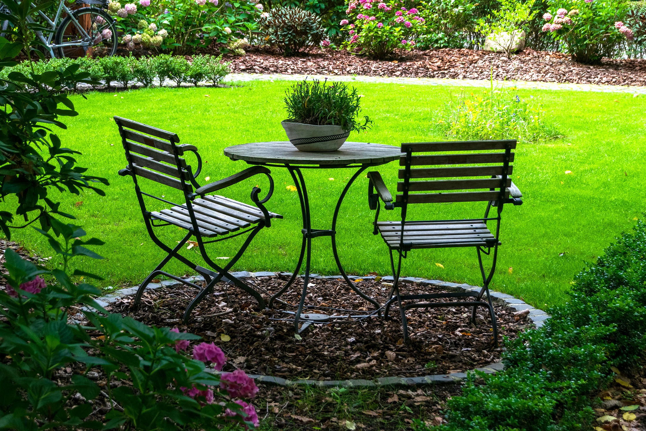 кованая мебель в саду