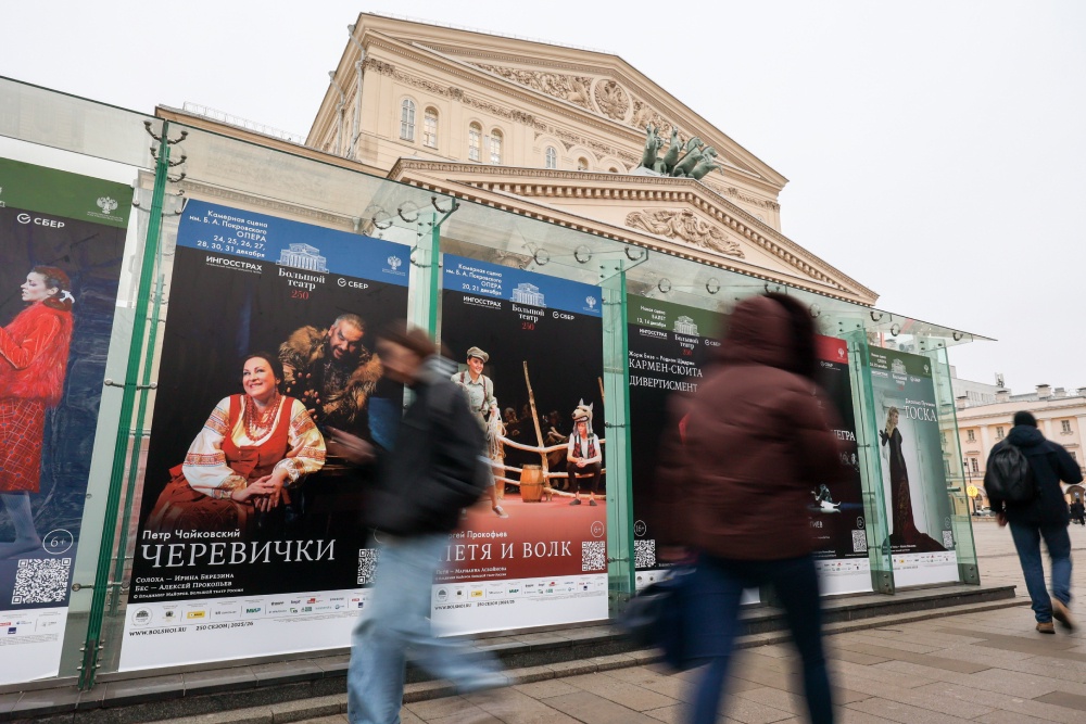 Концертная и театральная афиши в декабре столиц Беларуси и России необыкновенно разнообразны. Но и билеты раскупаются быстро. 