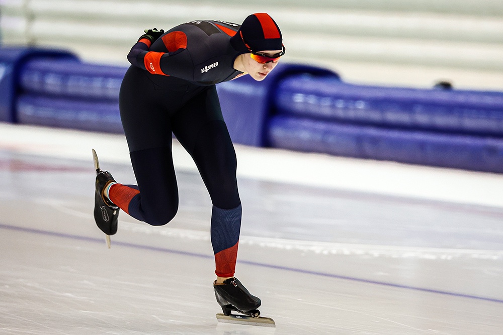 Анастасия Семенова бьется за именную олимпийскую лицензию в конькобежном масс-старте.