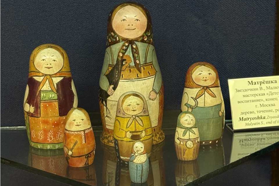 Самый первый экземпляр матрешки - игрушка в образе крестьянской девочки, которая держала в руках черного петуха. 