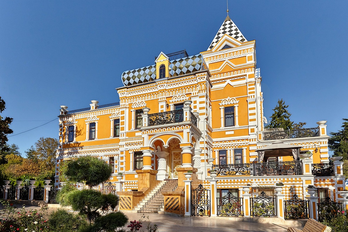 От исторической дачи Хлудова тут осталось только название - не слишком удачный "клон". От исторической дачи Хлудова тут осталось только название - не слишком удачный "клон".