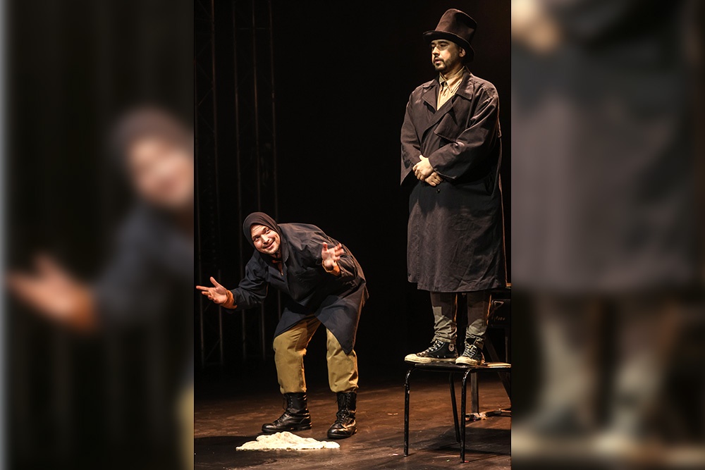 Рэп-номера в спектакле чередуются с сценами из романа.