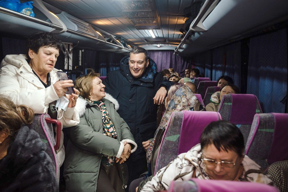 На долю этих людей выпало немало испытаний, мы стараемся вернуть их к мирной жизни, отметил Александр Хинштейн.