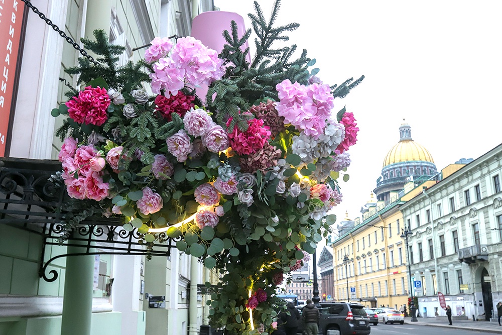 Петербуржцы спорят: одни считают - надо убрать "райские сады", другие уверены - без декора станет скучно. 