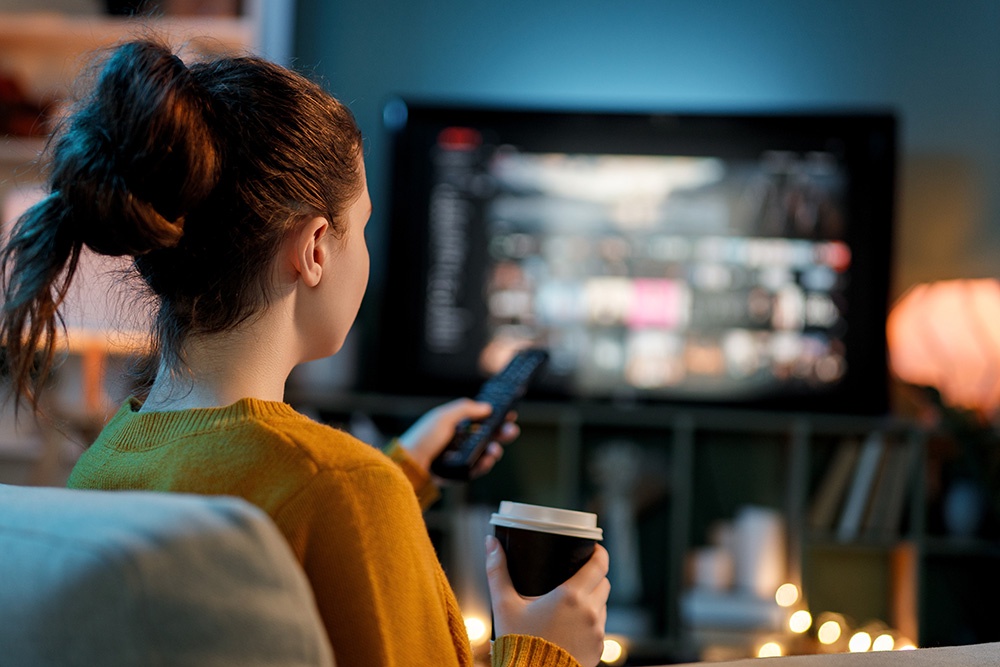 Женщины всех возрастов кино и сериалам посвящают в среднем около четырех часов в день. Женщины всех возрастов кино и сериалам посвящают в среднем около четырех часов в день.