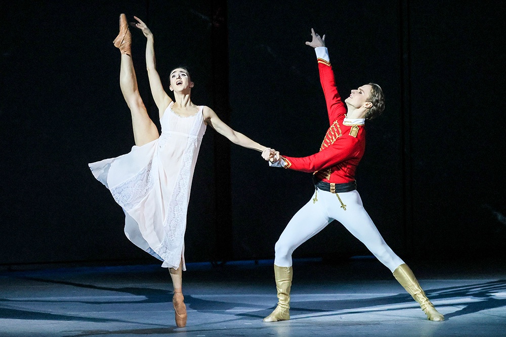 Театр в кино - это отдельный жанр. Камера выхватывает те моменты, которые из зала не видны. 