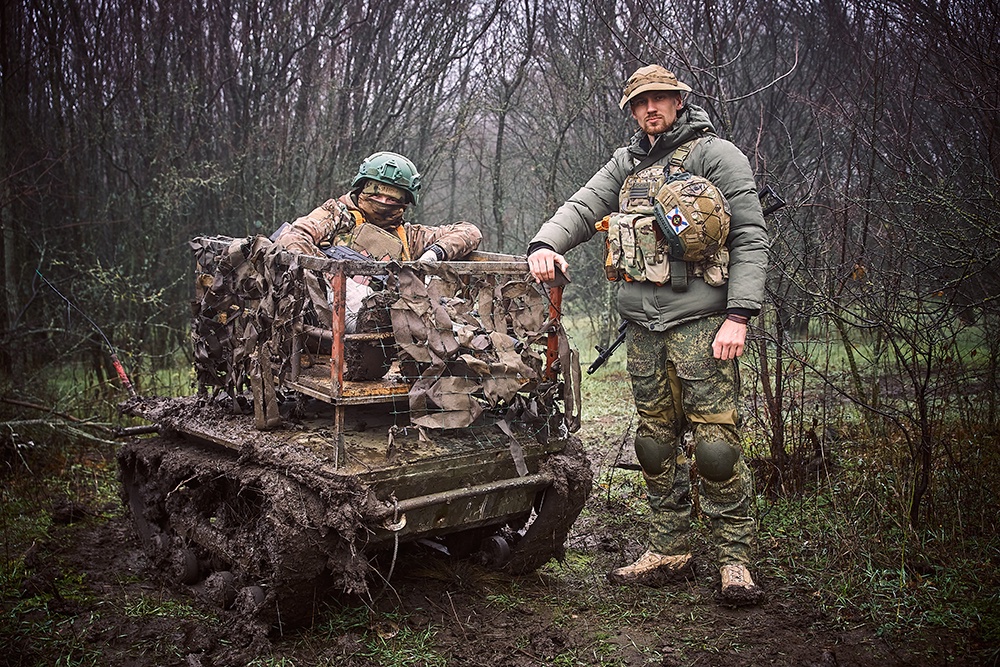 Возглавлять подразделения БпС доверяют самым опытным офицерам. В 155-й бригаде это Хищник (справа).