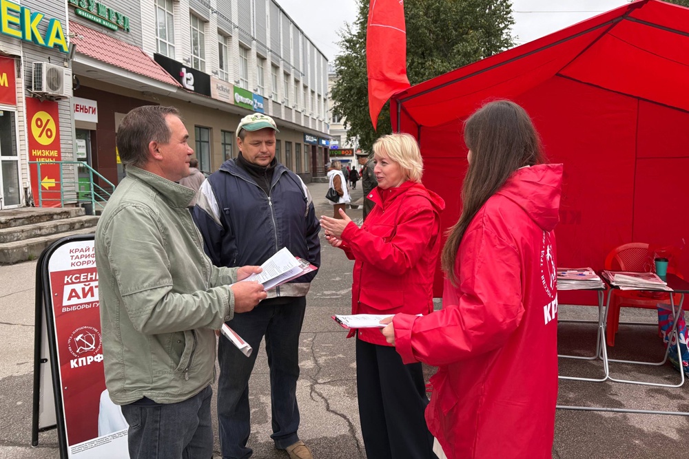 Пермские коммунисты разъясняют свою позицию землякам не только с трибун форумов, но даже на улице.