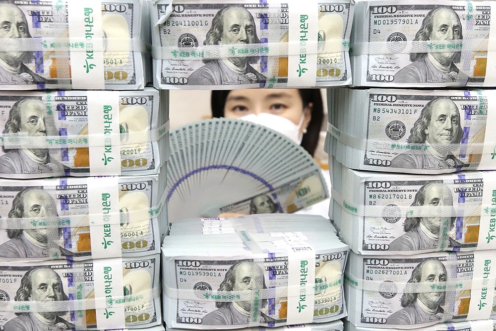 Новые доллары стали темнее, посередине появилась синяя 3D-лента.