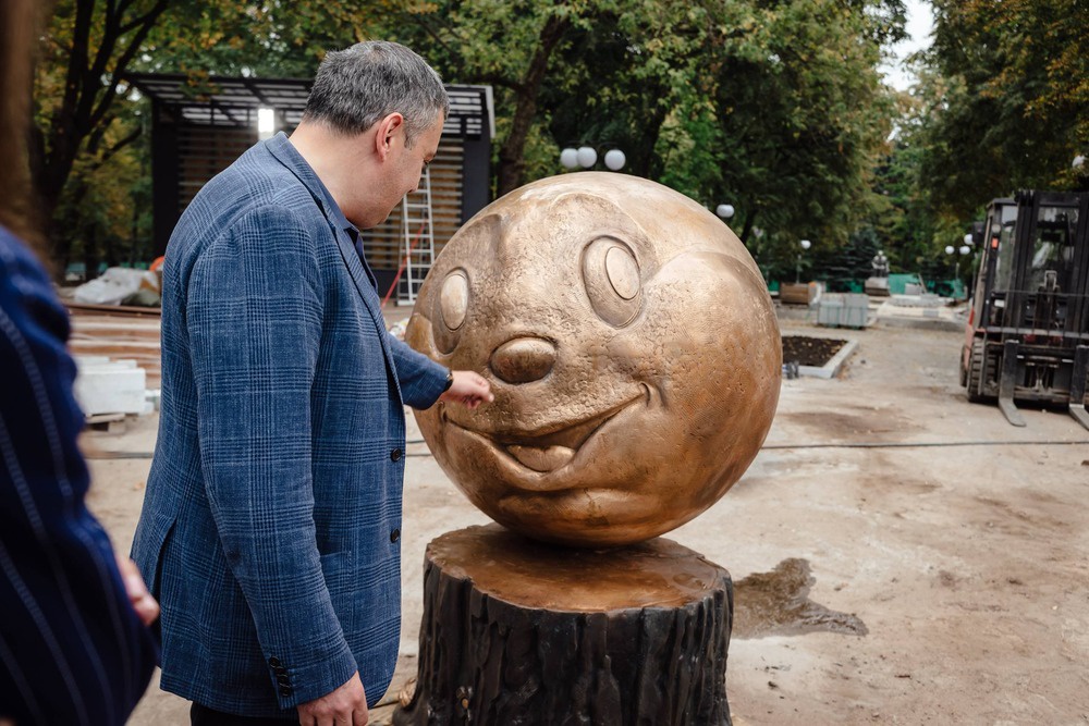 Скульптуру Колобка установили в обновленном Детском парке Курска.