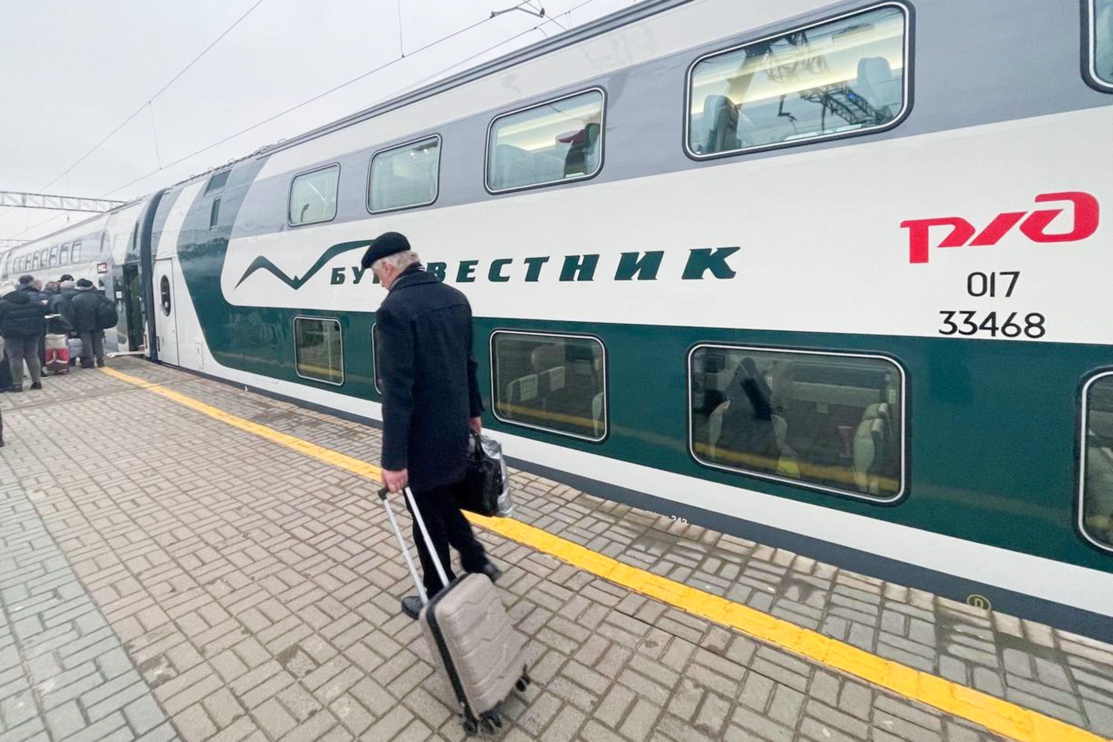 Каждый состав состоит из десяти двухэтажных вагонов: СВ, купе, обычных сидячих вагонов и класса бизнес. 