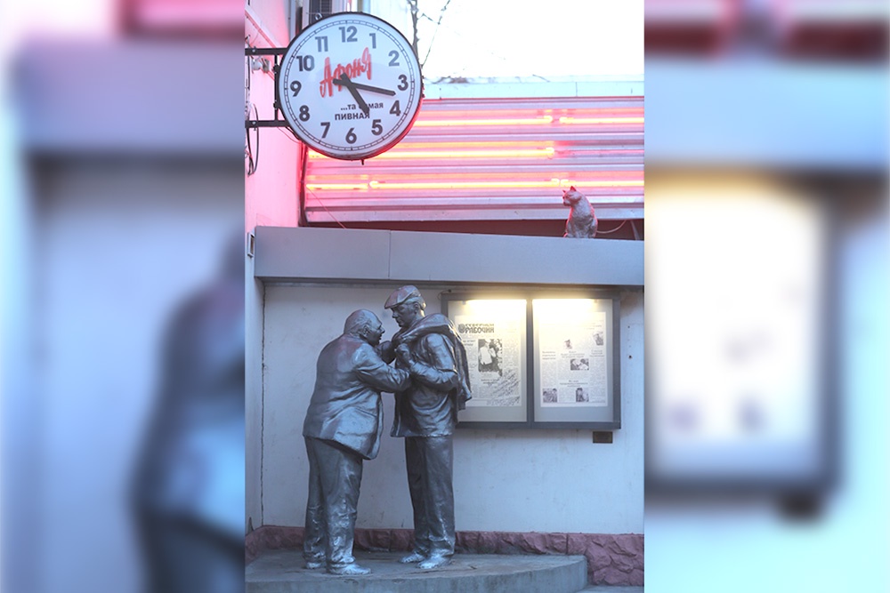 Памятник героям кинофильма "Афоня" Коле и Афанасию в Ярославле.