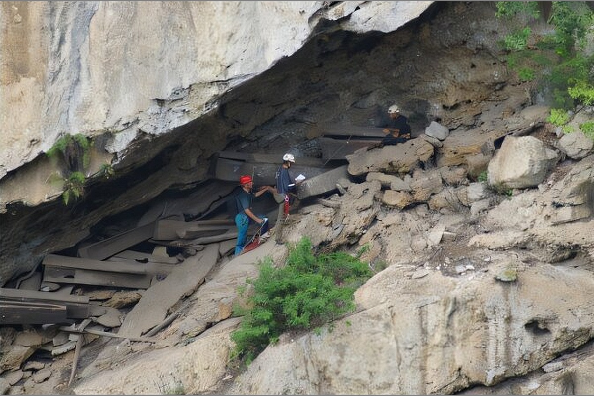 Ученые исследуют захоронения в висячих гробах.