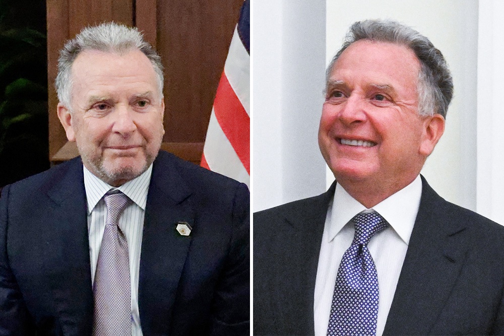 Эмоции Стивена Уиткоффа во время встреч с украинской делегацией в Майами (слева) и с президентом России Владимиром Путиным в Москве (справа).