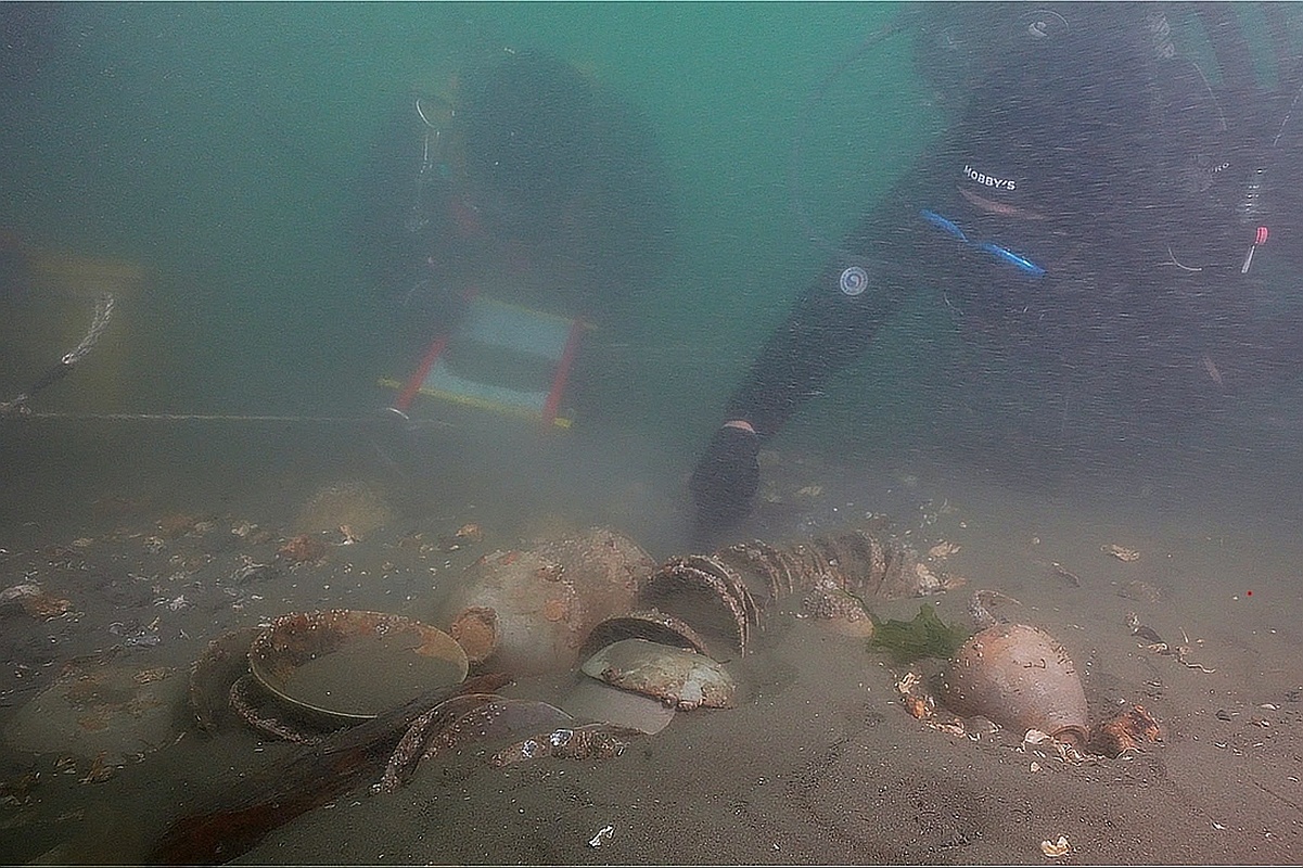 Водолазы из Национального исследовательского института морского культурного наследия изучают чаши на морском дне недалеко от Тэана. Водолазы из Национального исследовательского института морского культурного наследия изучают чаши на морском дне недалеко от Тэана.