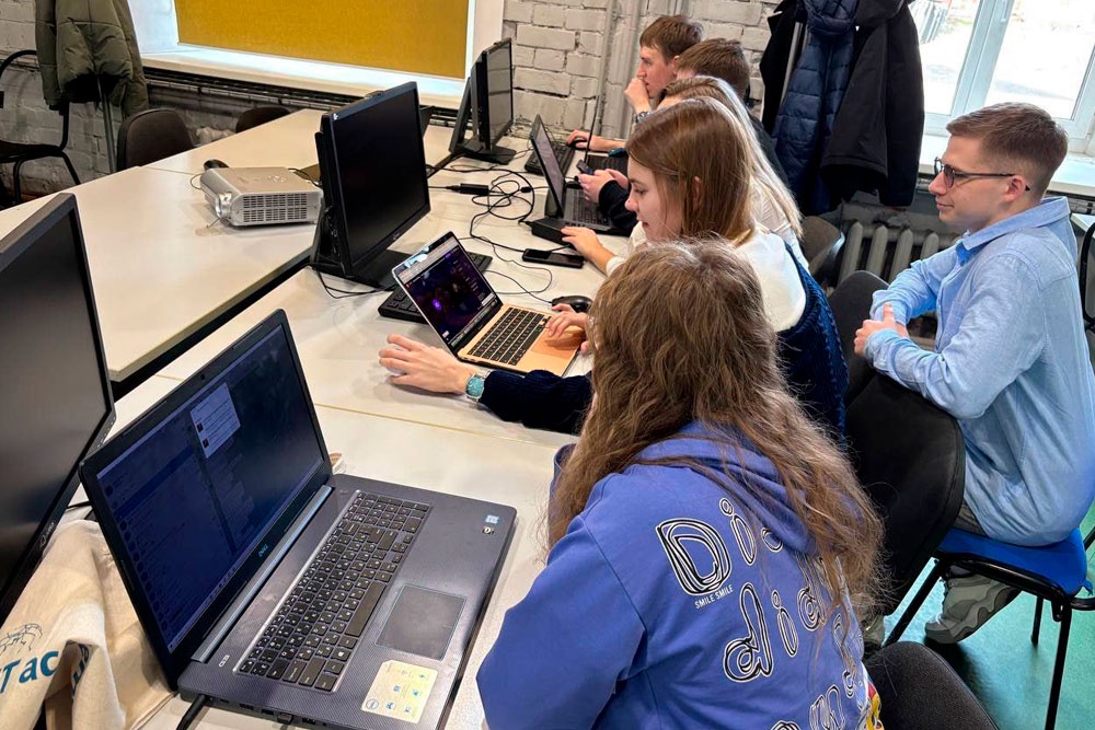 Студенты, обучающиеся по новой программе подготовки, на первых двух курсах проходят интенсивное обучение до уровня "джуниор" (Junior).