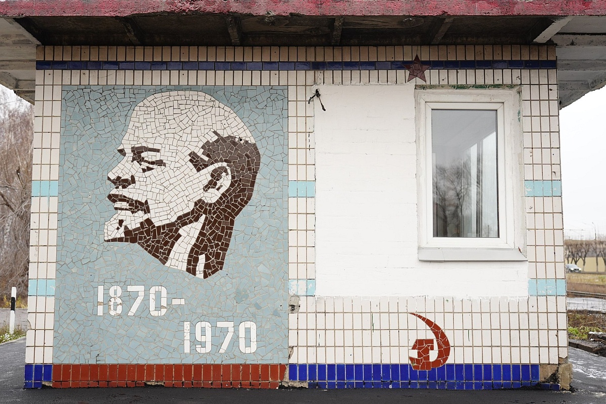 При ремонте под слоем покрытия нашли мозаичное панно с профилем вождя мирового пролетариата.