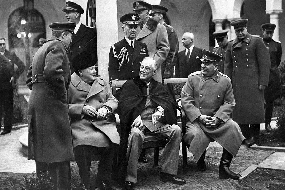 Лидеры СССР, Великобритании и США - Сталин, Черчилль и Рузвельт - до Нюрнбергского процесса имели разные мнения по поводу суда над верхушкой нацистской Германии. На фото: Ялтинская (Крымская) конференция союзных держав. 4-11 февраля 1945 года. 