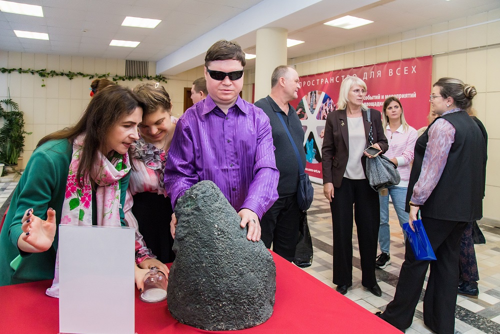Метеорит можно было потрогать и ощутить запах озона, который от него исходит.