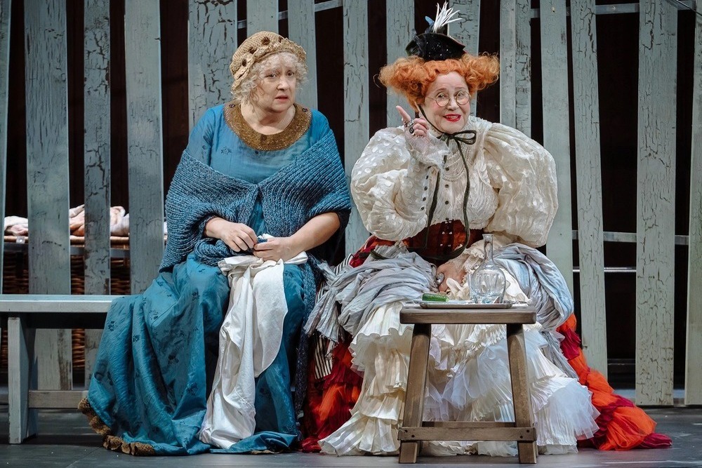 Мария Ситко сыграла маменьку Миши Бальзаминова, а Марина Неелова (справа) - сваху Красавину. В спектакле Неелова с большим азартом импровизирует. 