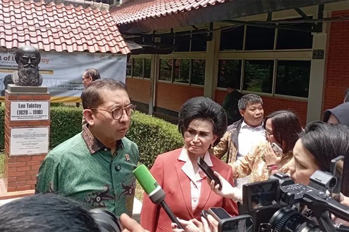 Глава минкульта Индонезии Фадли Зон читал отрывки из произведений Толстого на индонезийском языке.