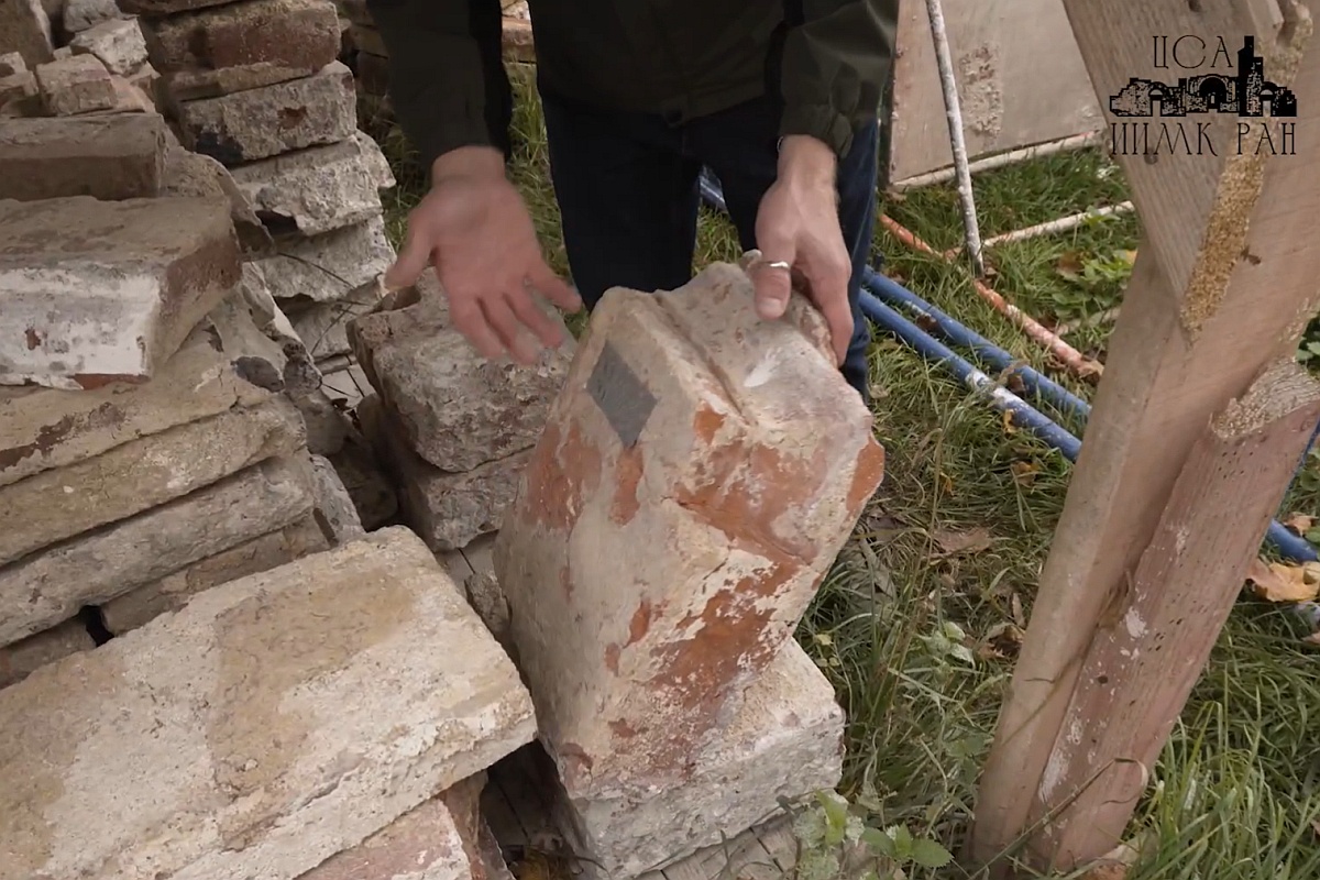 Кирпичи - остатки средневекового собора францисканского ордена.