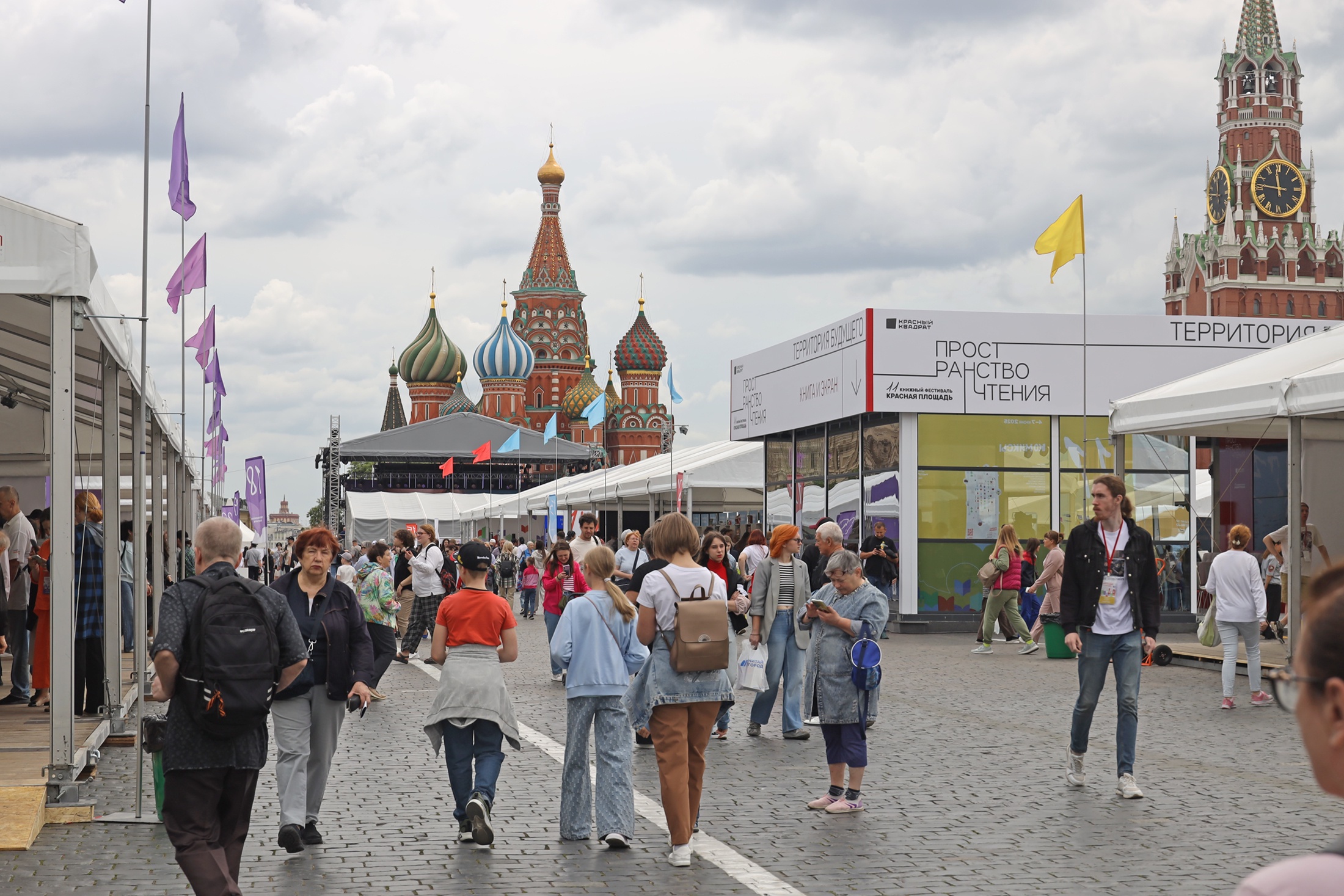 Традиционный книжный фестиваль на главной площади страны стягивает книгочеев со всей России.