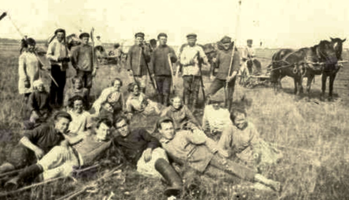 Члены коммуны "Большевик-гигант" на покосе. 1930 г.