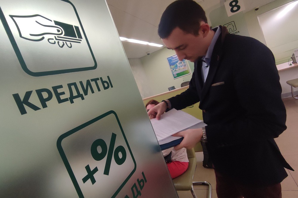 Банки тщательно оценивают заемщиков, тратящих на выплату долга более половины дохода.