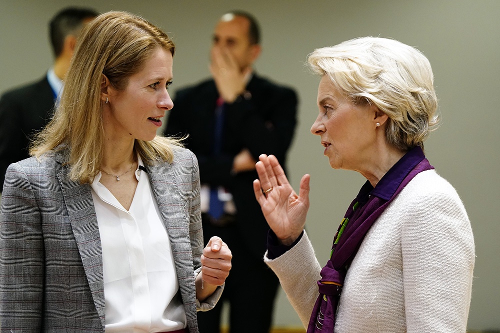 Каллас (слева) и фон дер Ляйен хотят использовать коррупционный скандал друг против друга.