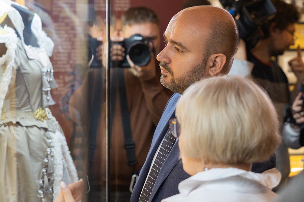 Экспозиция включает более 140 экспонатов из собрания столичного музея и фондов самарского театра.