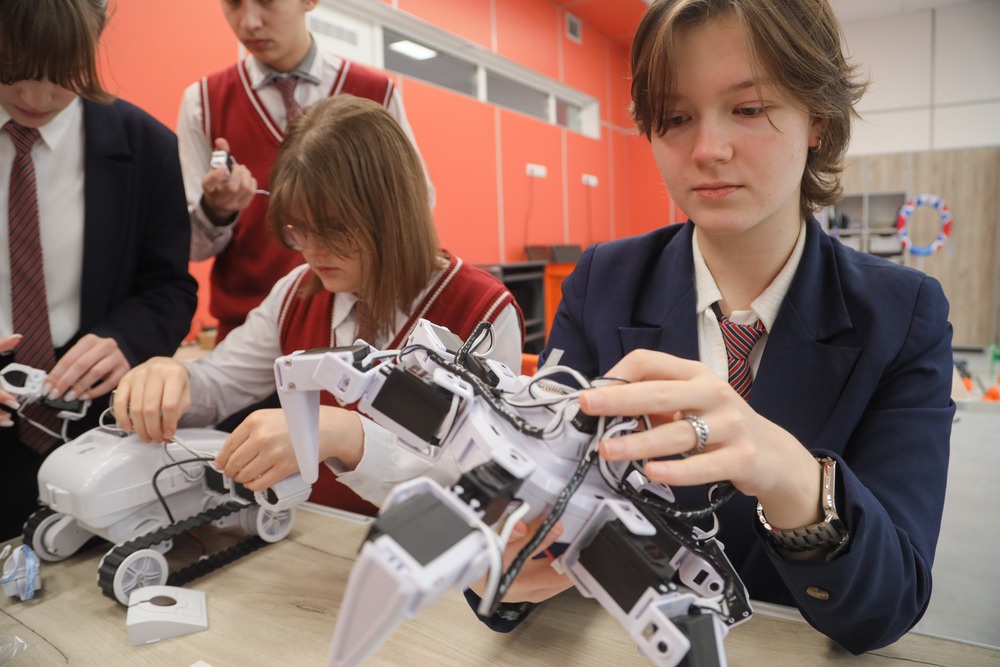 Ребята из инженерного класса физико-математического лицея в Сергиевом Посаде с техникой на ты. 